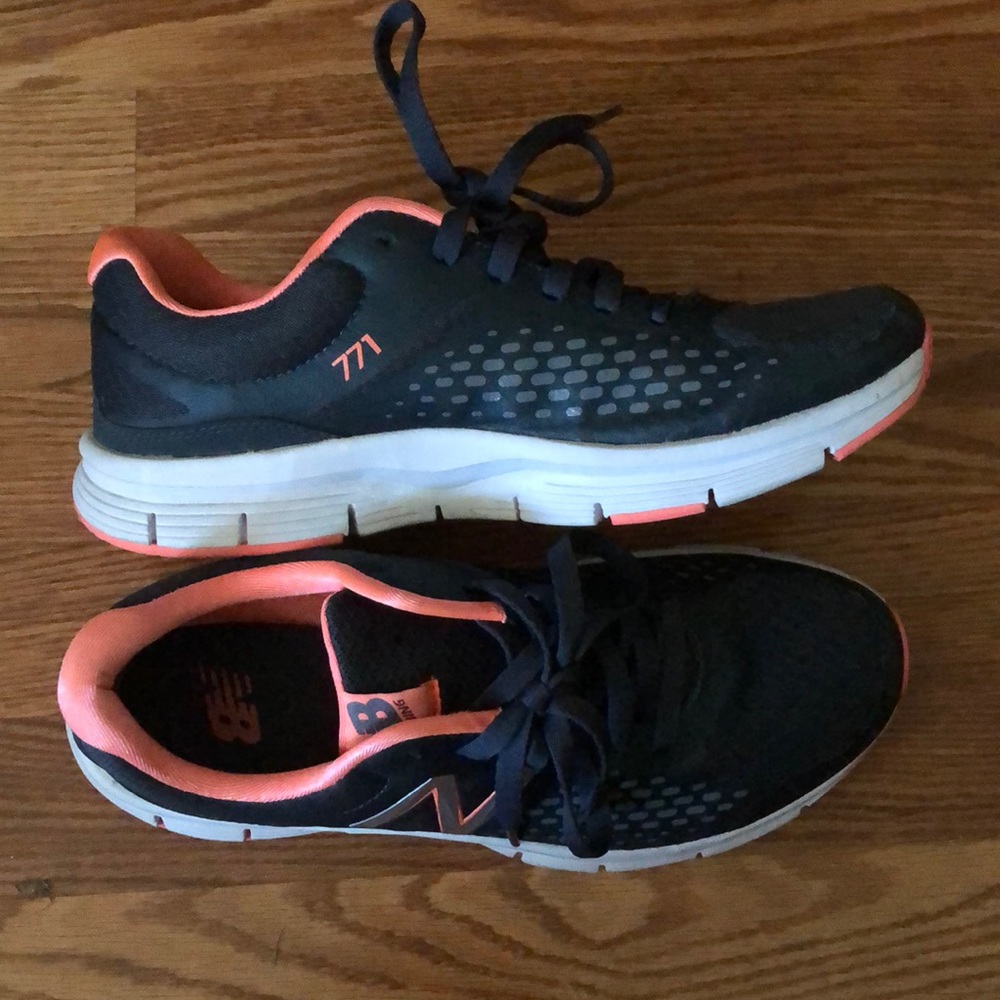 ♦️SOLD♦️NEW BALANCE SNEAKERS